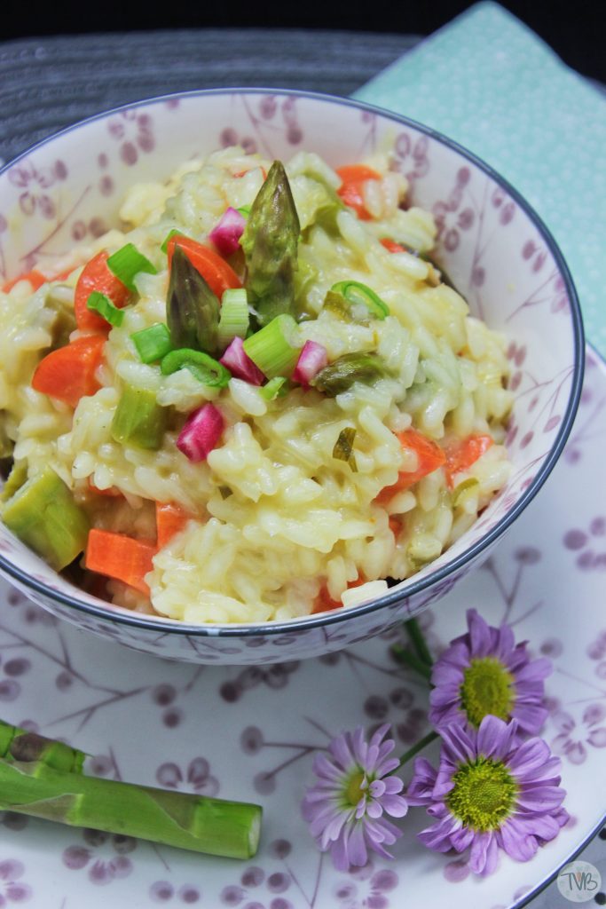 Veganes Frühlingsrisotto mit Kartotten, Spargel und co