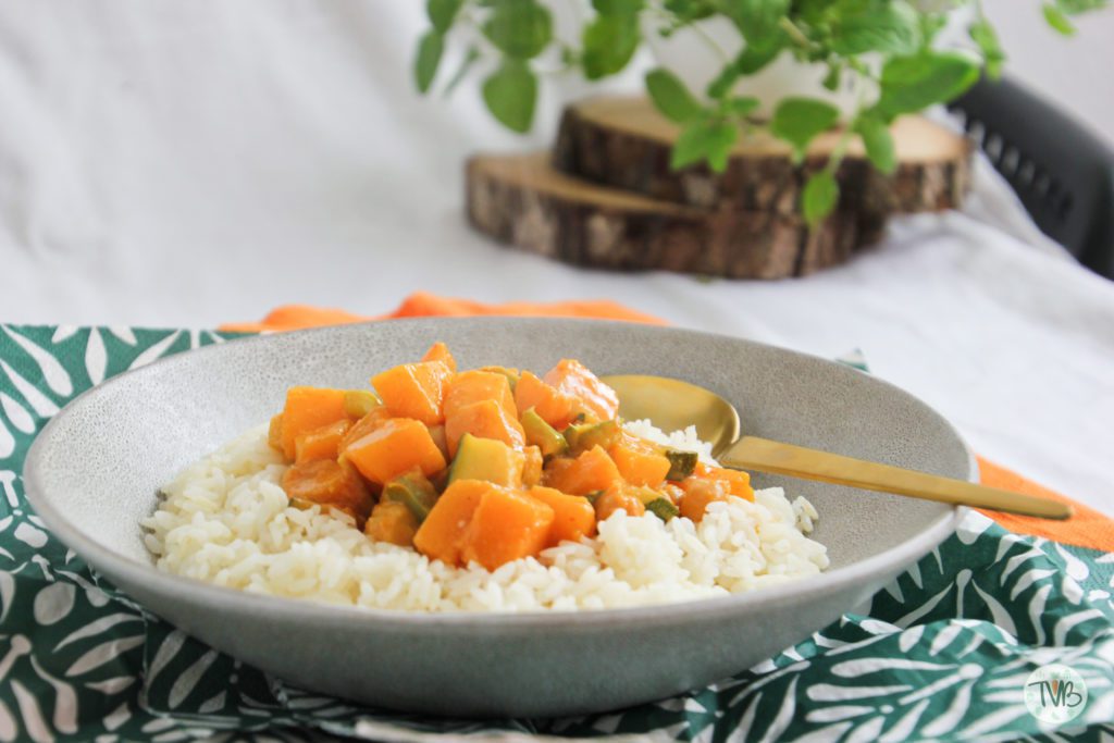 Herbstliches Curry vegan mit Kürbis und Kichererbsen, Zucchini, Paprika, vegetarisch