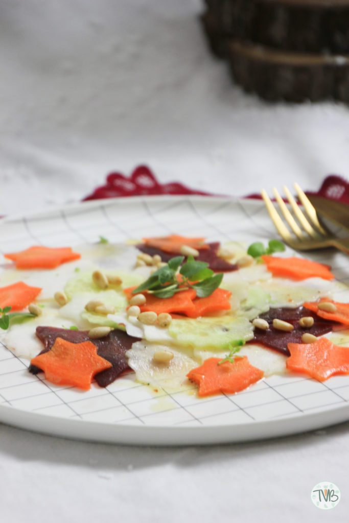 Gemüse Carpaccio vegan, vegetarisch, ohne Fleisch, Karotten, Gurken, Rote Rüben, Rote Beete, Pinienkerne