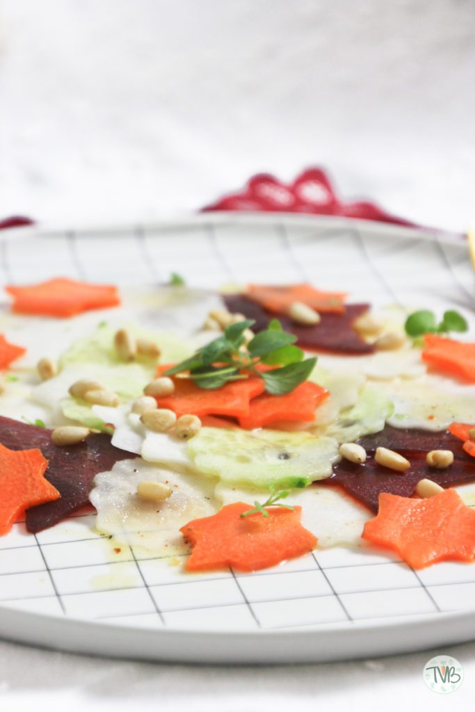 Gemüse Carpaccio vegan, vegetarisch, ohne Fleisch, Karotten, Gurken, Rote Rüben, Rote Beete, Pinienkerne