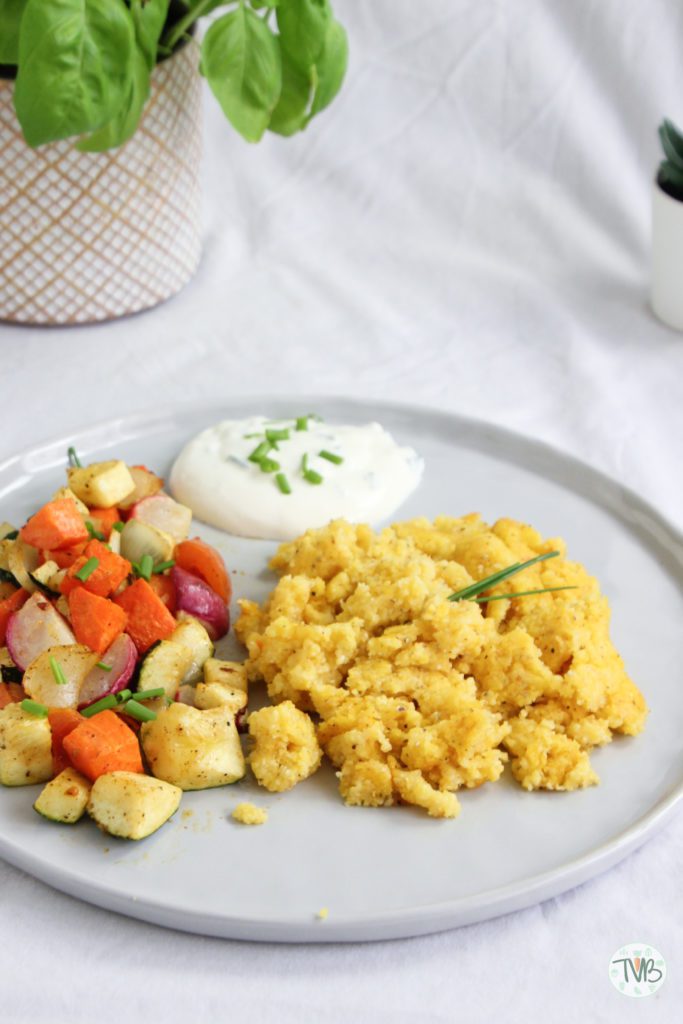 Polenta, Maisgrieß, Gemüse, Schnittlauch, Sterz, steirisch, Ofengemüse, vegan, vegetarisch, veggie, Schnittauchsauce