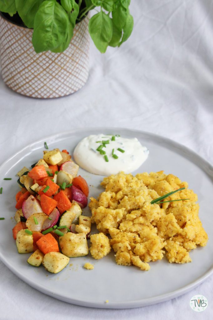 Polenta, Maisgrieß, Gemüse, Schnittlauch, Sterz, steirisch, Ofengemüse, vegan, vegetarisch, veggie, Schnittauchsauce