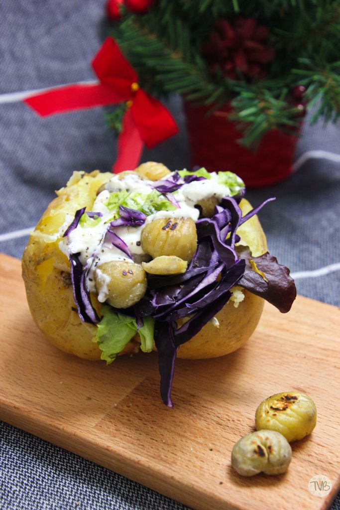 Weihnachtliche Ofenkartoffel, Rotkraut, Maroni