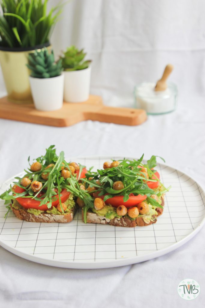 Avocado Toast mit Tomaten