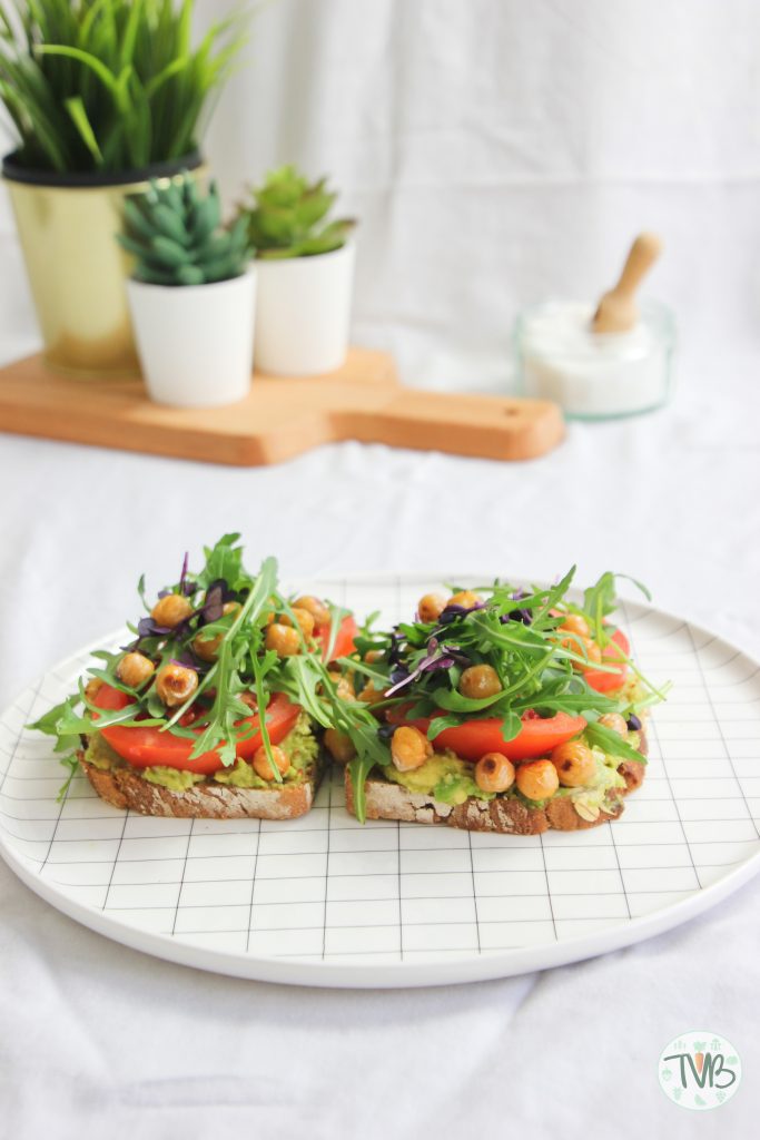 Avocado Toast mit Tomaten und Kichererbsen Kresse