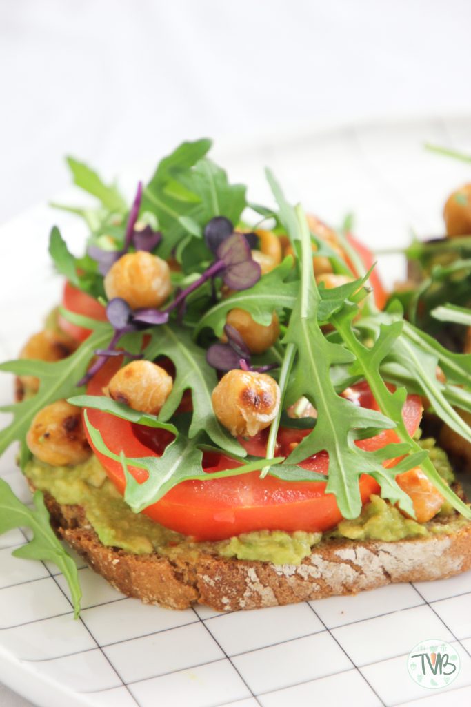 Avocado Toast mit Tomaten und Kichererbsen