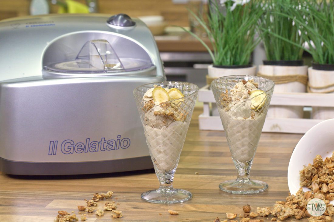 Veganes Bananen-Erdnuss Eis mit Granola - Tschaakii&amp;#39;s Veggie Blog