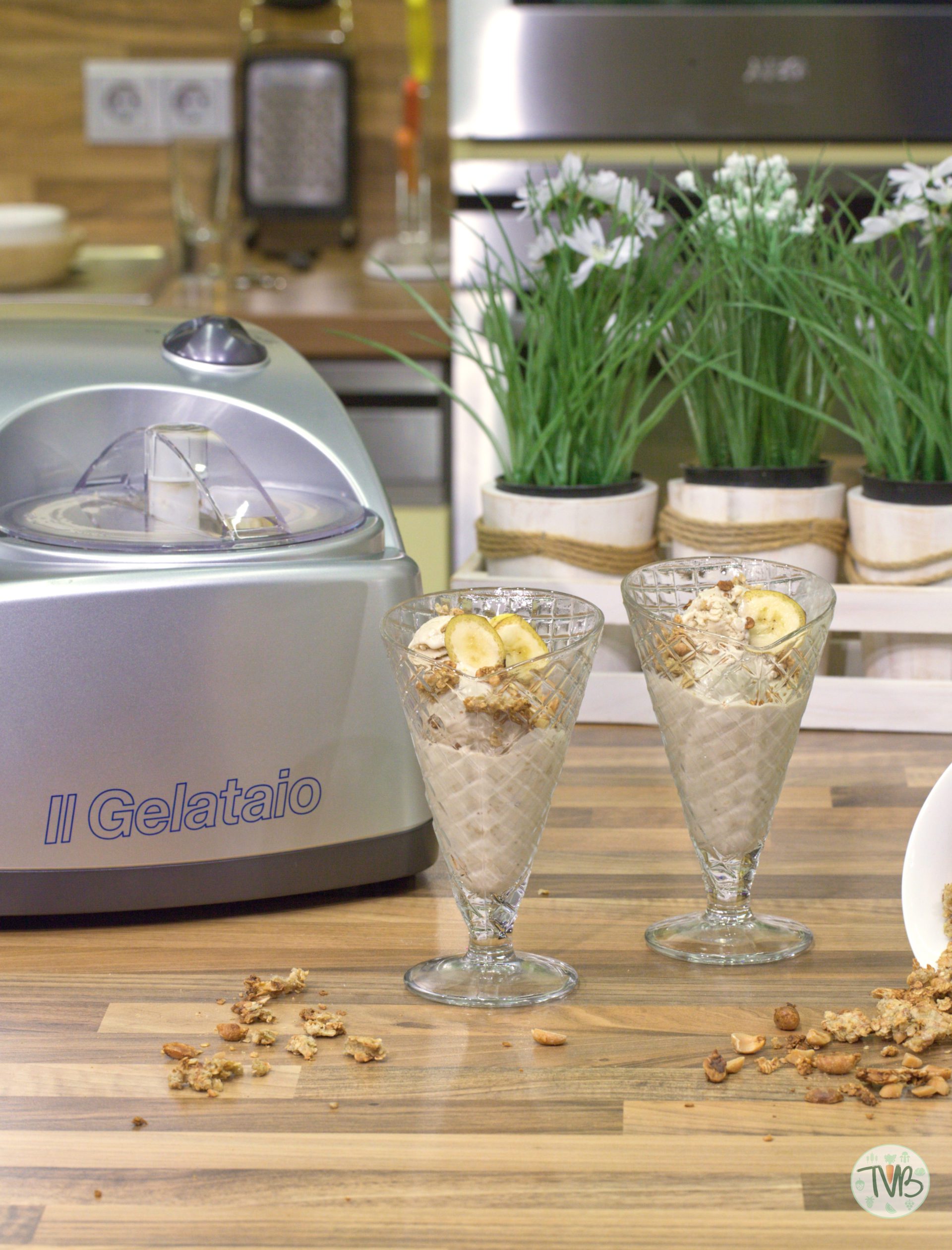 Veganes Bananen-Erdnuss Eis mit Granola - Tschaakii&amp;#39;s Veggie Blog