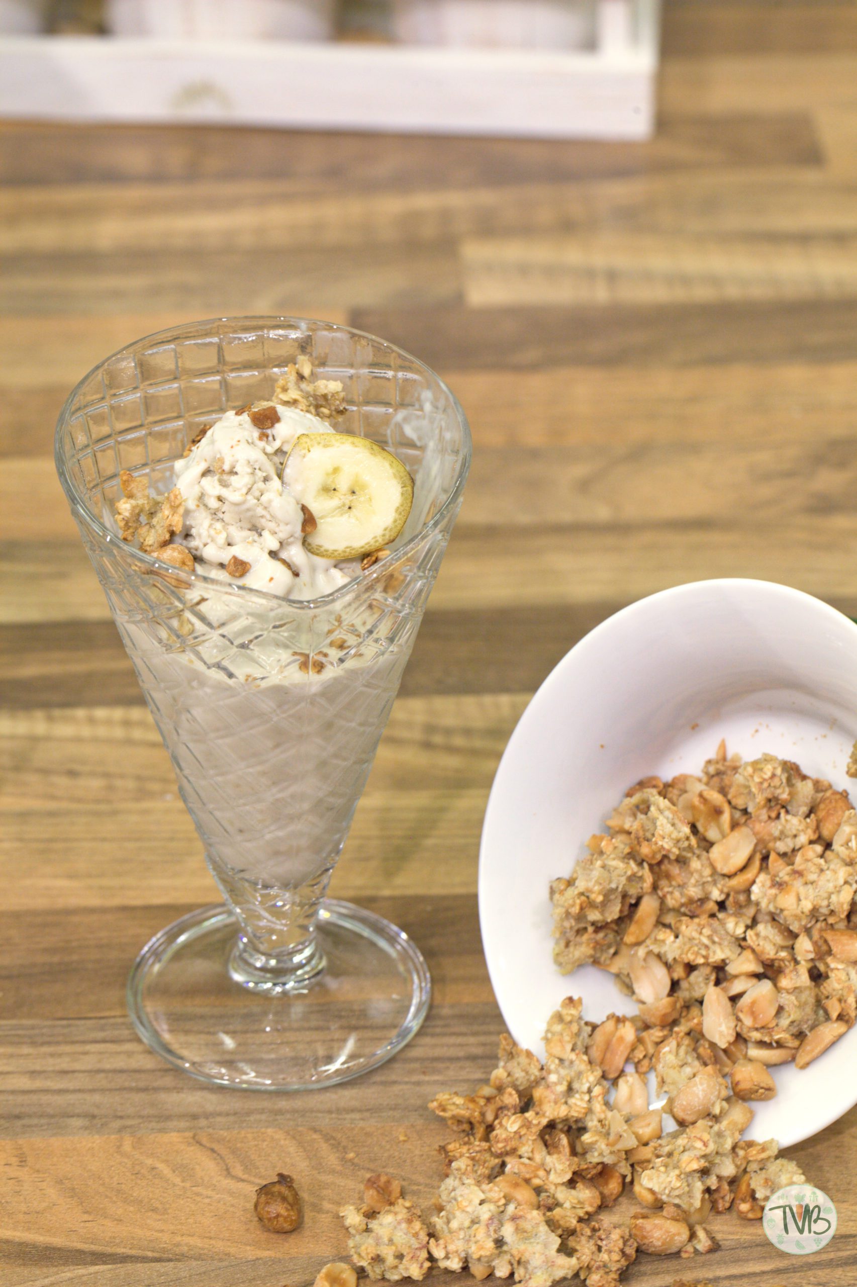 Veganes Bananen-Erdnuss Eis mit Granola - Tschaakii&amp;#39;s Veggie Blog